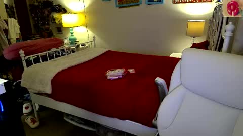 Strawberry Jane online show from 28, 11, 2025