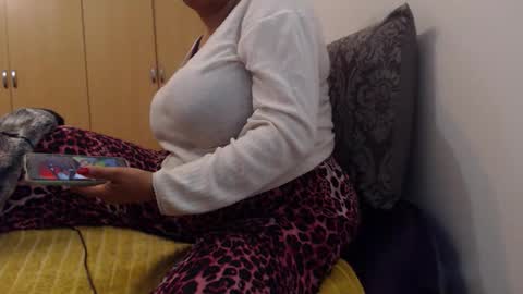 Snapshot of xxxbustybabe27x chatting on 15, 10, 2025 Ayanda online show from 15, 10, 2025