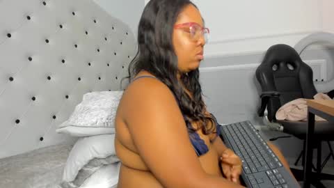 roxie reyes  online show from 31, 1, 2025