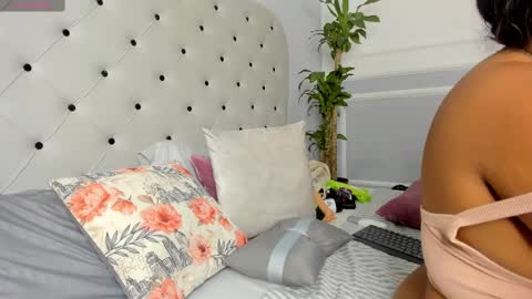 roxie reyes  online show from 15, 2, 2025