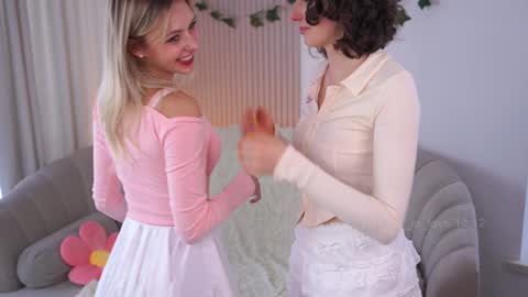 Elizabeth brunette -- Darline blonde  online show from 14, 12, 2024