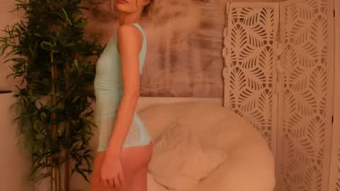 Snapshot of yourmidnightcoffee chatting on 28, 1, 2025 Sarah online show from 28, 1, 2025