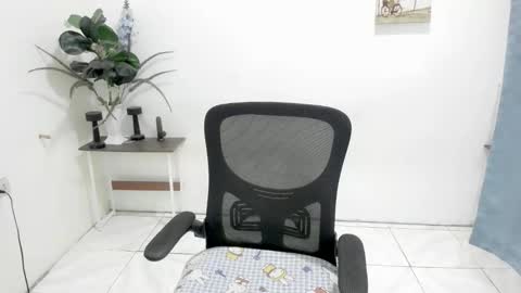 Snapshot of yvonne_s3xy chatting on 23, 5, 2026 Yvonne online show from 23, 5, 2026