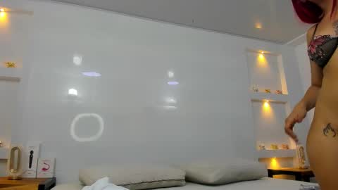 Zenda Evans online show from 10, 11, 2025