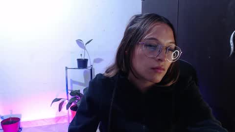 Snapshot of zoe_khall chatting on 28, 11, 2025 ZOE online show from 28, 11, 2025