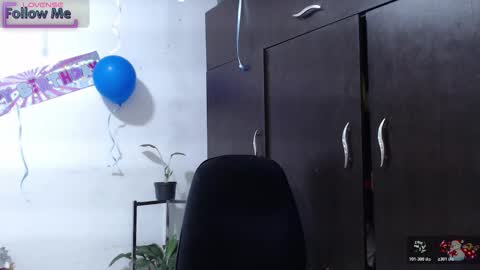 Snapshot of zoe_khall chatting on 17, 12, 2025 ZOE online show from 17, 12, 2025