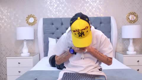 Zoe Krug online show from 6, 11, 2025