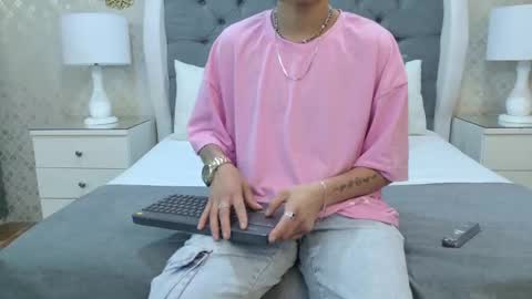 Zoe Krug online show from 8, 11, 2025