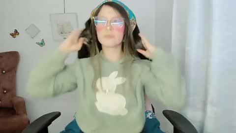 Snapshot of zooeybelair chatting on 29, 4, 2026 Alicie online show from 29, 4, 2026