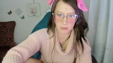 Snapshot of zooeybelair chatting on 8, 5, 2026 Alicie online show from 8, 5, 2026