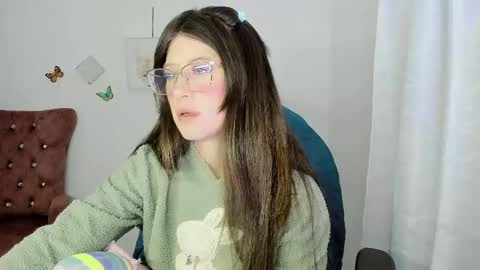 Snapshot of zooeybelair chatting on 9, 5, 2026 Alicie online show from 9, 5, 2026