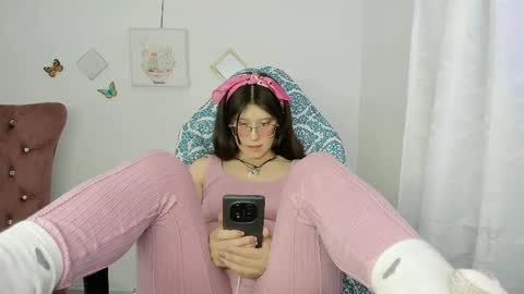 Snapshot of zooeybelair chatting on 13, 5, 2026 Alicie online show from 13, 5, 2026