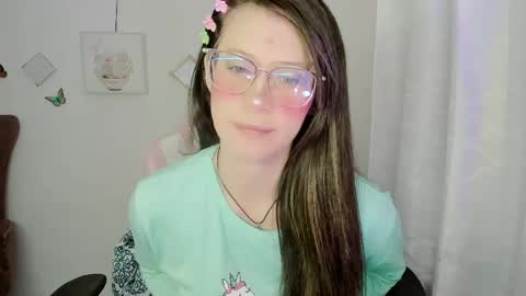 Snapshot of zooeybelair chatting on 18, 5, 2026 Alicie online show from 18, 5, 2026
