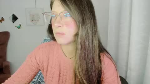 Snapshot of zooeybelair chatting on 25, 5, 2026 Alicie online show from 25, 5, 2026