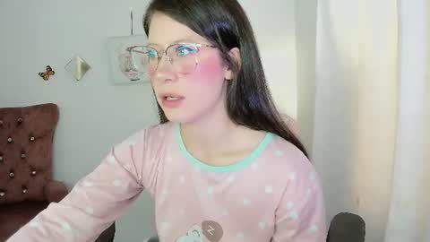 Snapshot of zooeybelair chatting on 24, 6, 2026 Alicie online show from 24, 6, 2026