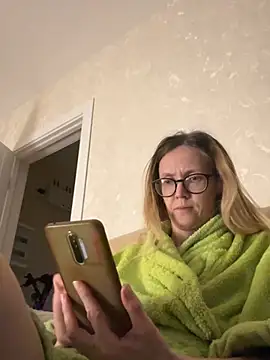 Snapshot of angelmommu chatting on 22, 2, 2025 angelmommu online show from 22, 2, 2025