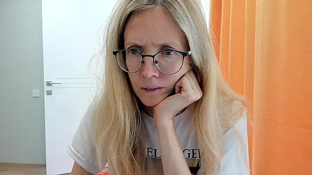 Snapshot of angelmommu chatting on 17, 9, 2025 angelmommu online show from 17, 9, 2025