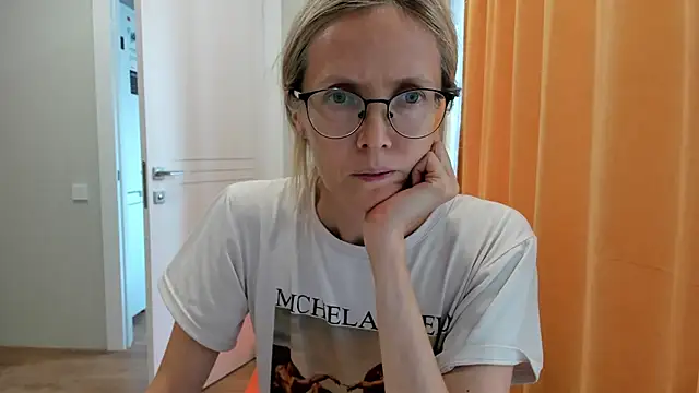 Snapshot of angelmommu chatting on 18, 9, 2025 angelmommu online show from 18, 9, 2025