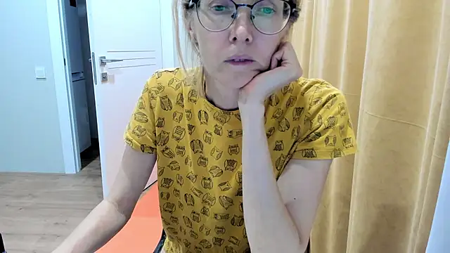 Snapshot of angelmommu chatting on 22, 9, 2025 angelmommu online show from 22, 9, 2025