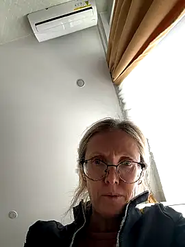 Snapshot of angelmommu chatting on 2, 10, 2025 angelmommu online show from 2, 10, 2025