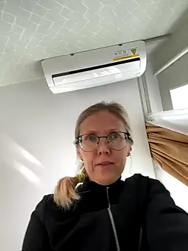 Snapshot of angelmommu chatting on 3, 10, 2025 angelmommu online show from 3, 10, 2025