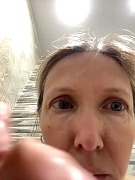 Snapshot of angelmommu chatting on 10, 10, 2025 angelmommu online show from 10, 10, 2025