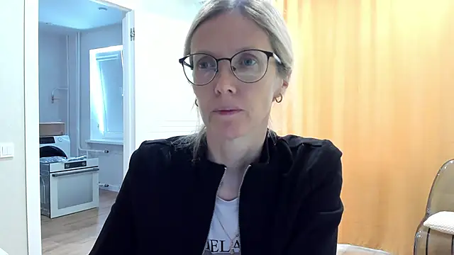 Snapshot of angelmommu chatting on 12, 10, 2025 angelmommu online show from 12, 10, 2025