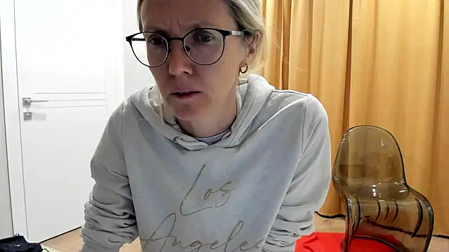 Snapshot of angelmommu chatting on 14, 10, 2025 angelmommu online show from 14, 10, 2025