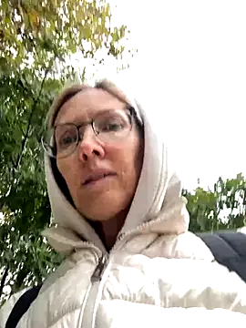 Snapshot of angelmommu chatting on 15, 10, 2025 angelmommu online show from 15, 10, 2025