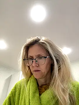 Snapshot of angelmommu chatting on 24, 10, 2025 angelmommu online show from 24, 10, 2025