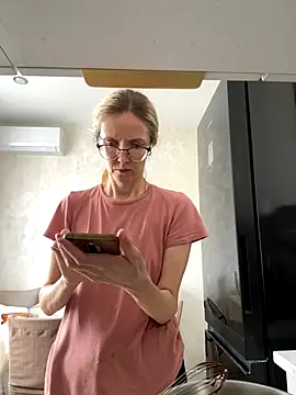 Snapshot of angelmommu chatting on 30, 10, 2025 angelmommu online show from 30, 10, 2025