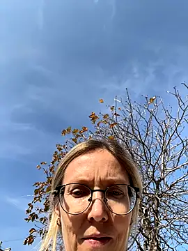 Snapshot of angelmommu chatting on 8, 11, 2025 angelmommu online show from 8, 11, 2025