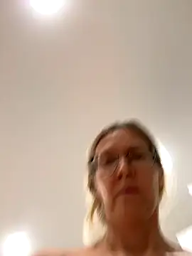 Snapshot of angelmommu chatting on 19, 11, 2025 angelmommu online show from 19, 11, 2025