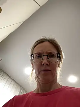 Snapshot of angelmommu chatting on 24, 11, 2025 angelmommu online show from 24, 11, 2025