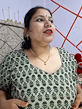 Snapshot of MOM-SUN-COUPLE chatting on 26, 2, 2025 MOM-SUN-COUPLE online show from 26, 2, 2025