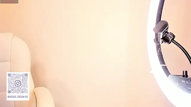 Snapshot of Petit-Rosse chatting on 20, 2, 2025 Petit-Rosse online show from 20, 2, 2025