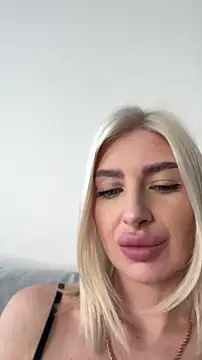 Mia Roxie online show from 6, 4, 2026