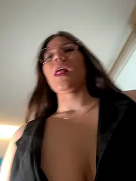 Snapshot of AmelieLaurent_ chatting on 11, 11, 2025 AmelieLaurent online show from 11, 11, 2025