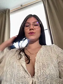 Snapshot of AmelieLaurent_ chatting on 12, 11, 2025 AmelieLaurent online show from 12, 11, 2025