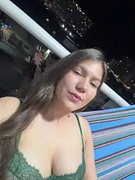 Snapshot of AmelieLaurent_ chatting on 15, 12, 2025 AmelieLaurent online show from 15, 12, 2025