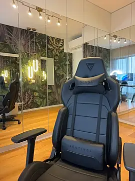 Snapshot of MileySin1111 chatting on 23, 3, 2026 MileySin1111 online show from 23, 3, 2026