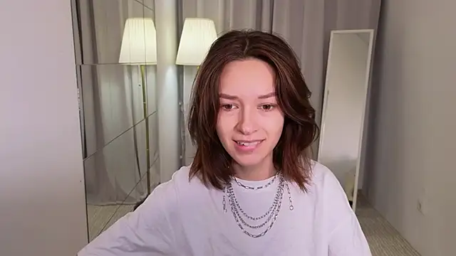 VivianLy  online show from 20, 12, 2024