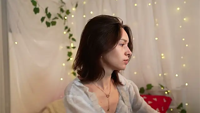 VivianLy  online show from 15, 1, 2025