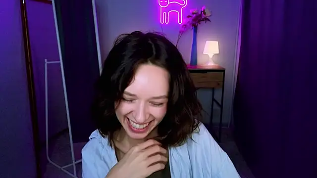 VivianLy  online show from 2, 2, 2025