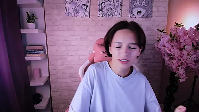 VivianLy  online show from 24, 9, 2025