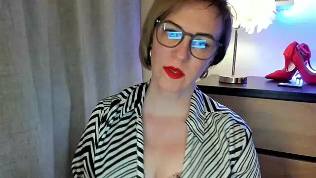 Snapshot of feliziaDesire chatting on 19, 10, 2025 feliziaDesire online show from 19, 10, 2025