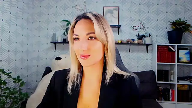 MillaXQueen online show from 11, 11, 2025