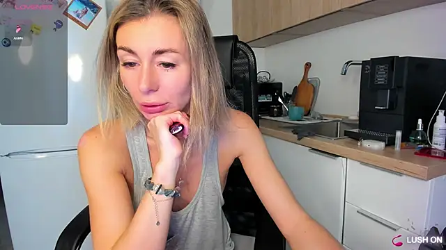 Snapshot of DannaEvan chatting on 27, 9, 2025 DannaEvan online show from 27, 9, 2025