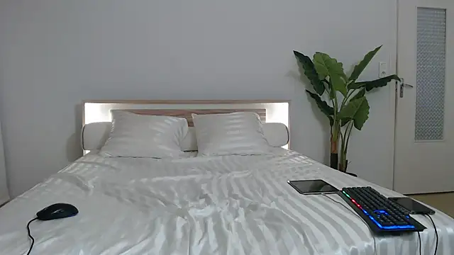 Snapshot of Crystal-dreamt chatting on 11, 3, 2025 Crystal-dreamt online show from 11, 3, 2025