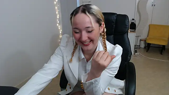 Snapshot of Crystal-dreamt chatting on 4, 10, 2025 Crystal-dreamt online show from 4, 10, 2025